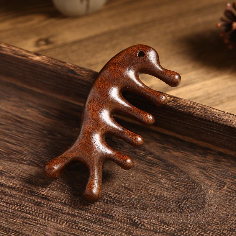 

Массажная расческа из золотого сандала с семью зубьями