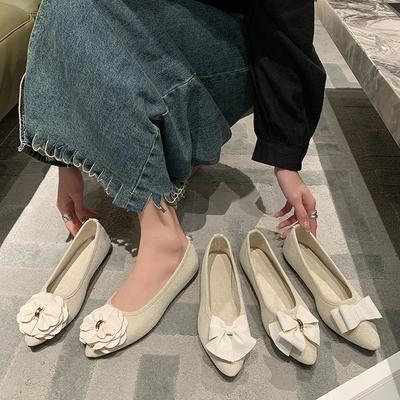 Beige flache Pumps mit floralen Slipper-Schuhen