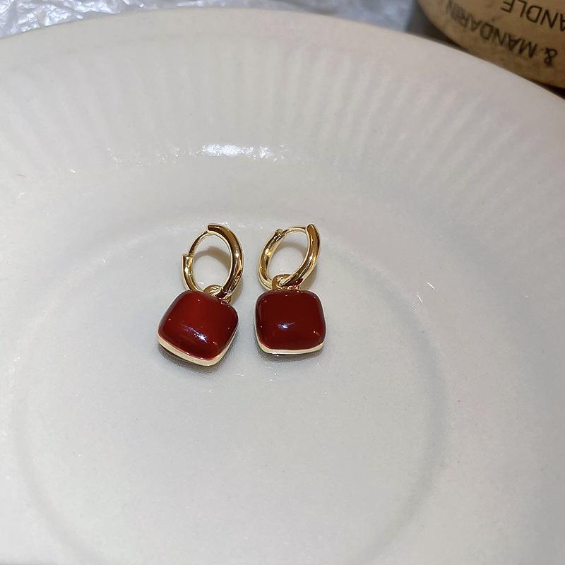 Love oval geometric earrings Maillard fashion high-end stud earrings niche temperament light luxury earrings