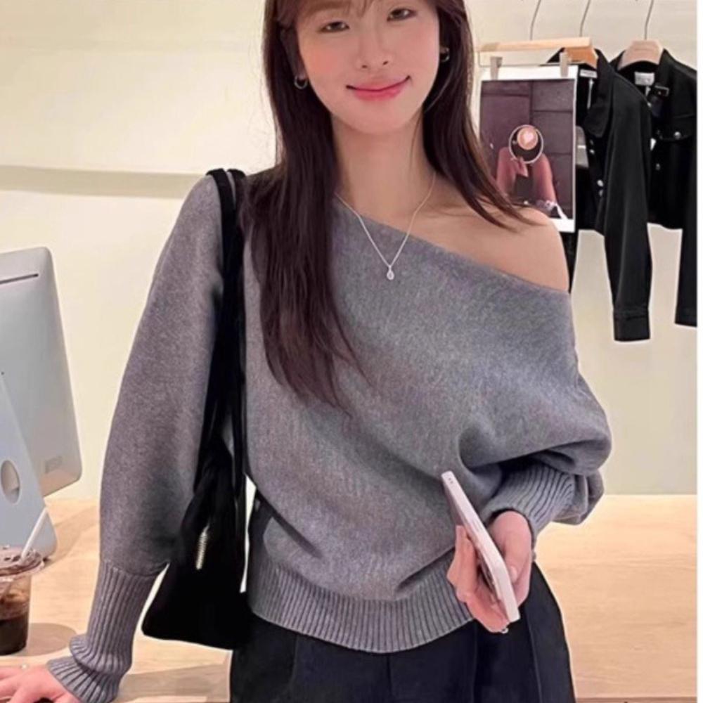 A New Autumn Sweater for Women, A One-shoulder Knitted Sweater with A Loose, Laid-back and High-end Off-the-shoulder Look
