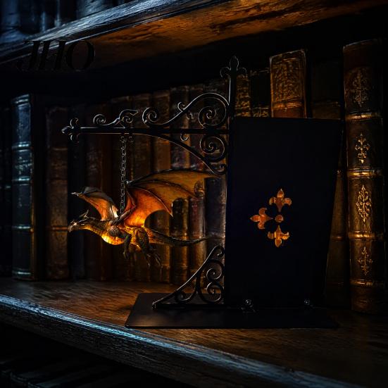 Einzigartiges Urlaubs-Souvenir Magische Fliegende Drachen Bücherregal-Lampe, Warmes Hängendes Nachtlicht, Fantasy-Skulptur mit Ständer Lese-Ecke Dekoration, Geschenk