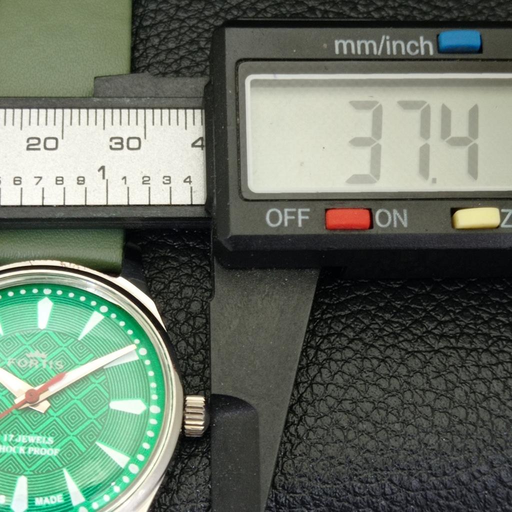 VINTAGE HAND-WINDING SWISS MENS REFURBISHED GREEN COLOR DIAL WATCH a500036-2