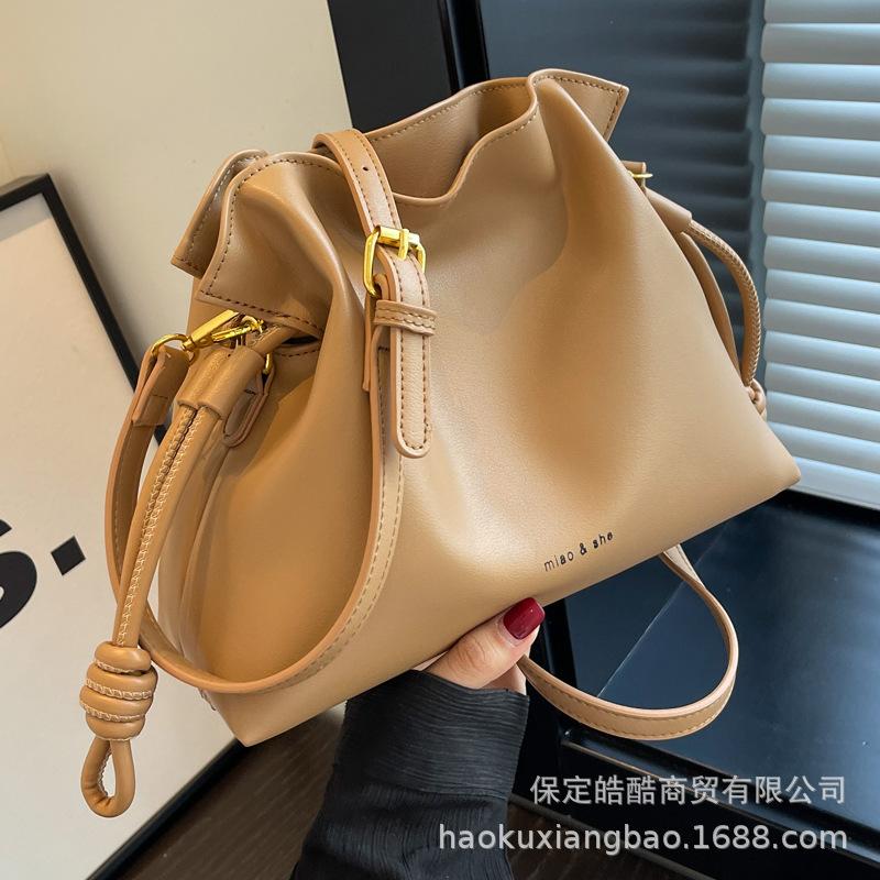 Popular super fire niche pumping with underarm bucket bag women's bag 2025 summer new simple and versatile shoulder messenger bag