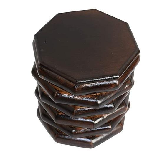 Bellissimo sgabello in legno fatto a mano per tavolino da salotto. Piccolo sgabello da lavoro. Fantasia di design. Sgabello da caffè, frutta, tavolo rotondo