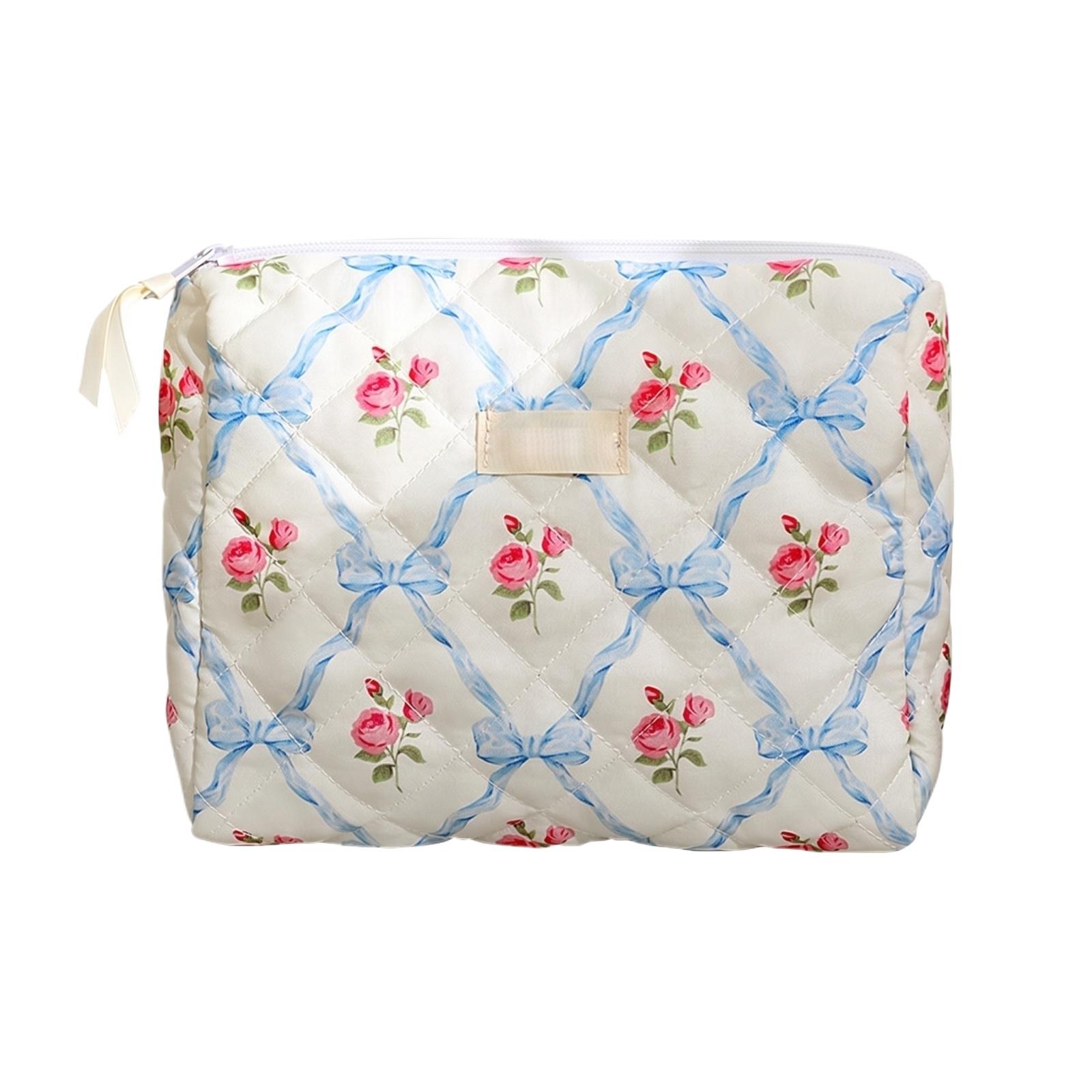 

Portable Handheld Travel Makeup Bag Quilted Cosmetic Storage Organizer Pouch with Zipper Closure and Wrist Strap for Toiletries and Accessories one size синий