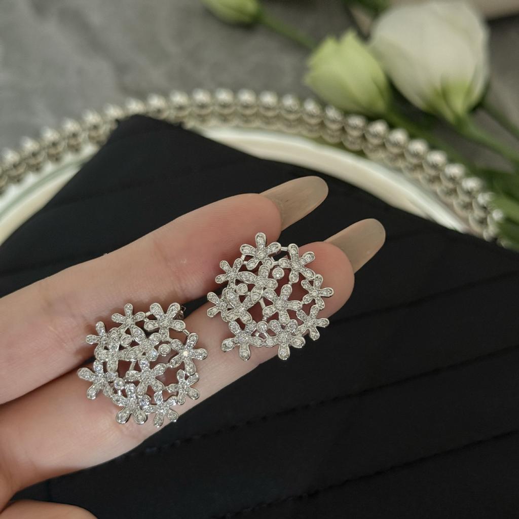 Super Flash Diamond-Set Snowflake Stud Earrings Women'S Cold Wind Earrings Personalized Design Earrings