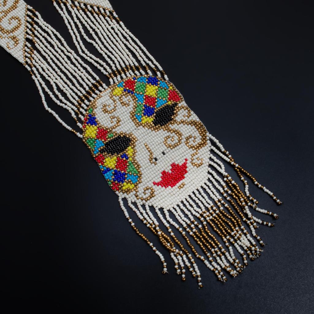 Naszyjnik z koralików seed z abstrakcyjną twarzą kobiety: Wielobarwna biżuteria hippisowska