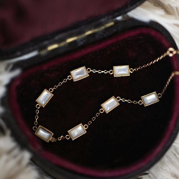 

Gold-Plated Sterling Silver Bracelet with White Shell - Elegant Retro Court Style for Women 925 Silver