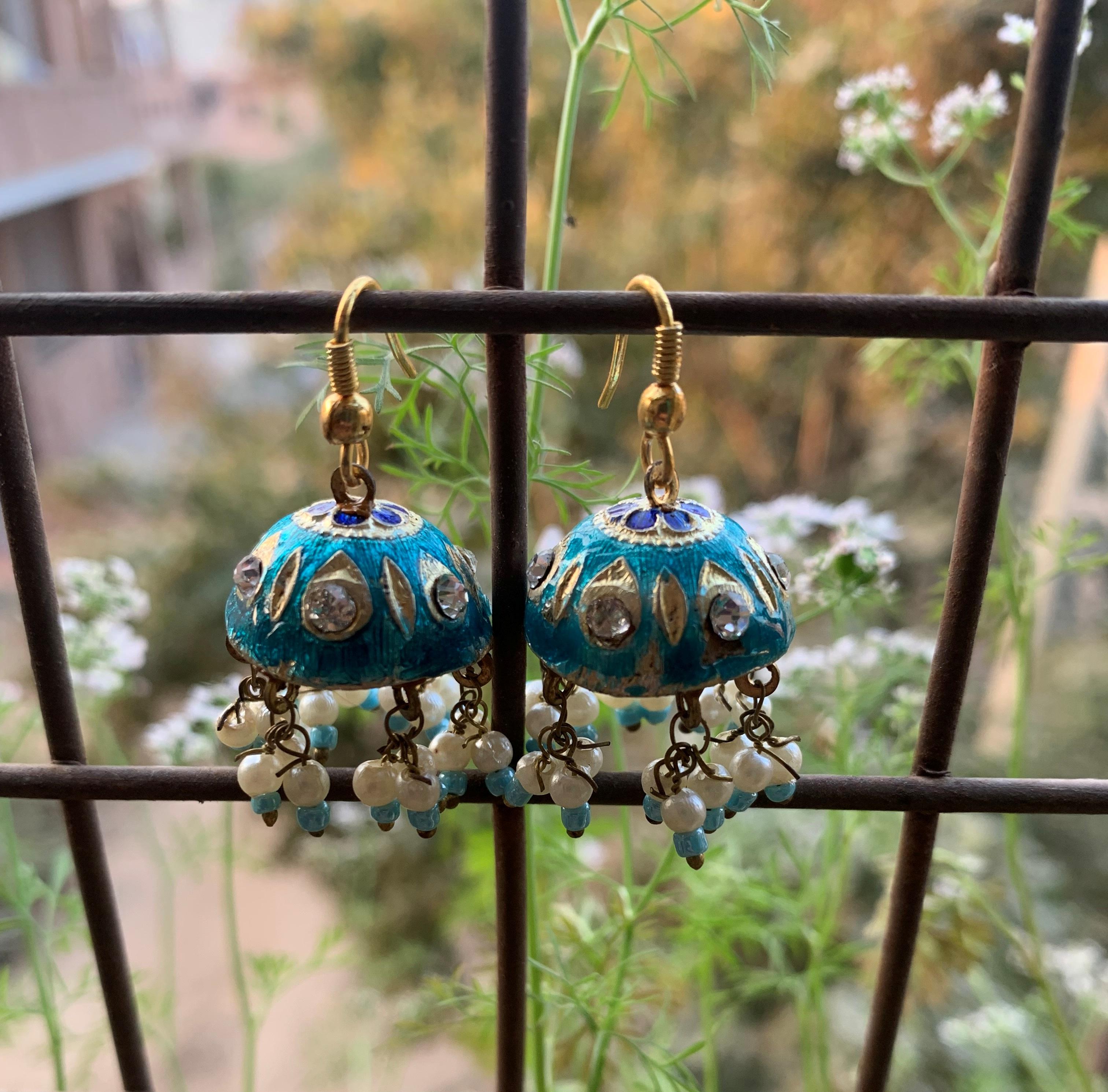 Ручная работа Синие эмалированные серьги-джумка с жемчужными бусинами | Традиционные индийские лаковые серьги-подвески 1” X 0.5  ( h x l ) approx.