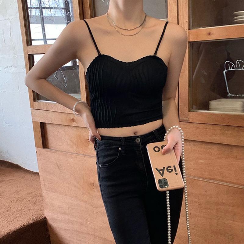 Vestindo uma camisola pequena por fora com um enchimento no peito Terno feminino usando uma camisa de fundo curto por dentro e um sutiã francês apertado