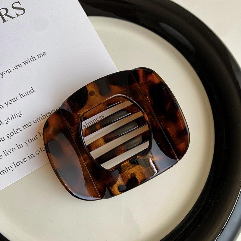 

Autumn Retro Tortoiseshell Hair Clip: Elegant, Non-Slip Claw for Half-Up Styles
