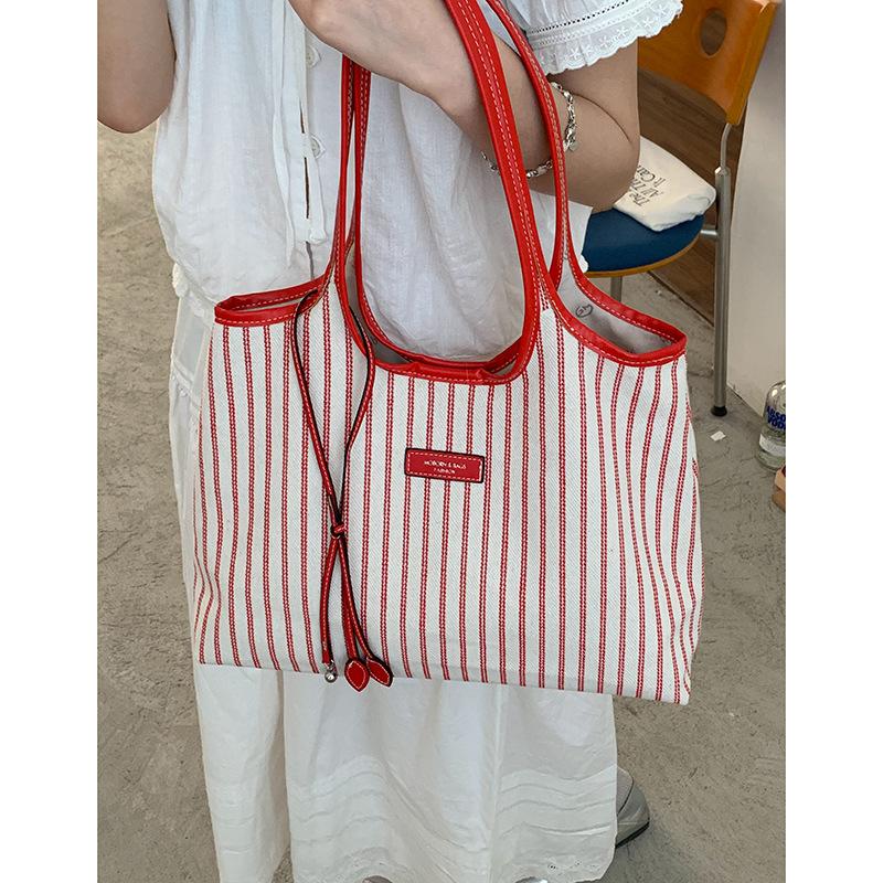 

Premium sense large capacity canvas bag women 2025 new shoulder armpit bag versatile commuter striped tote bag червоний