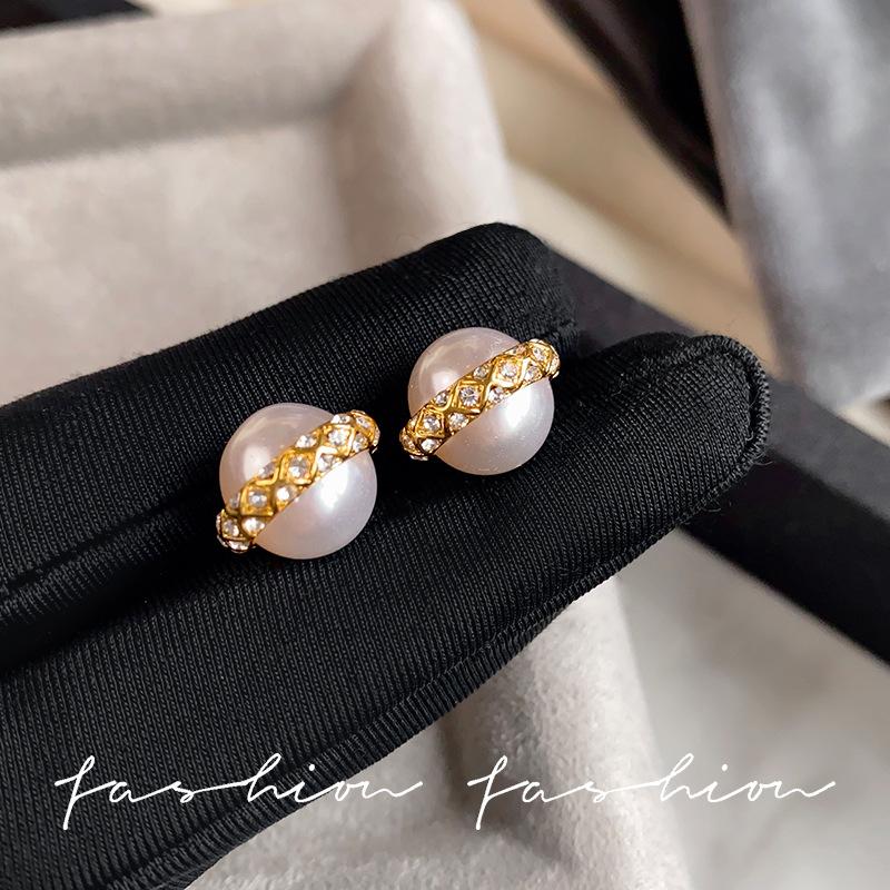 

French high-grade pearl stud earrings women s electroplating real gold personality Hong Kong style niche design sense zircon stud earrings ear jewelry