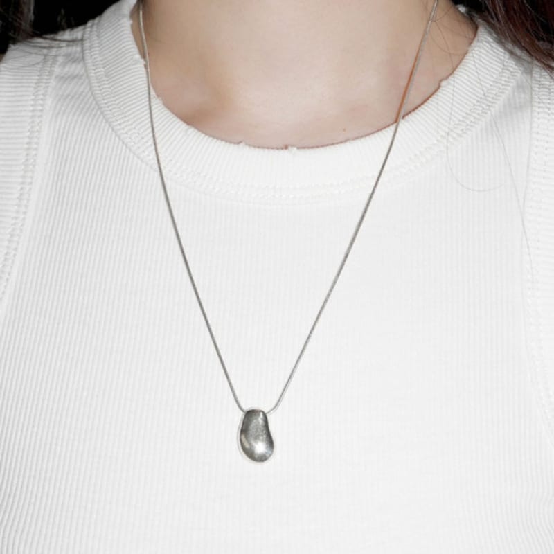 YEONSEUNG Pebble necklace