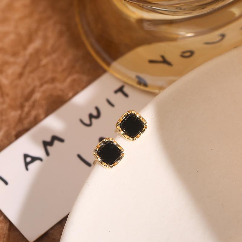 

Black square small stud earrings women s sterling silver earrings, new popular exquisite temperament, advanced sense of nourishing ear hole earrings