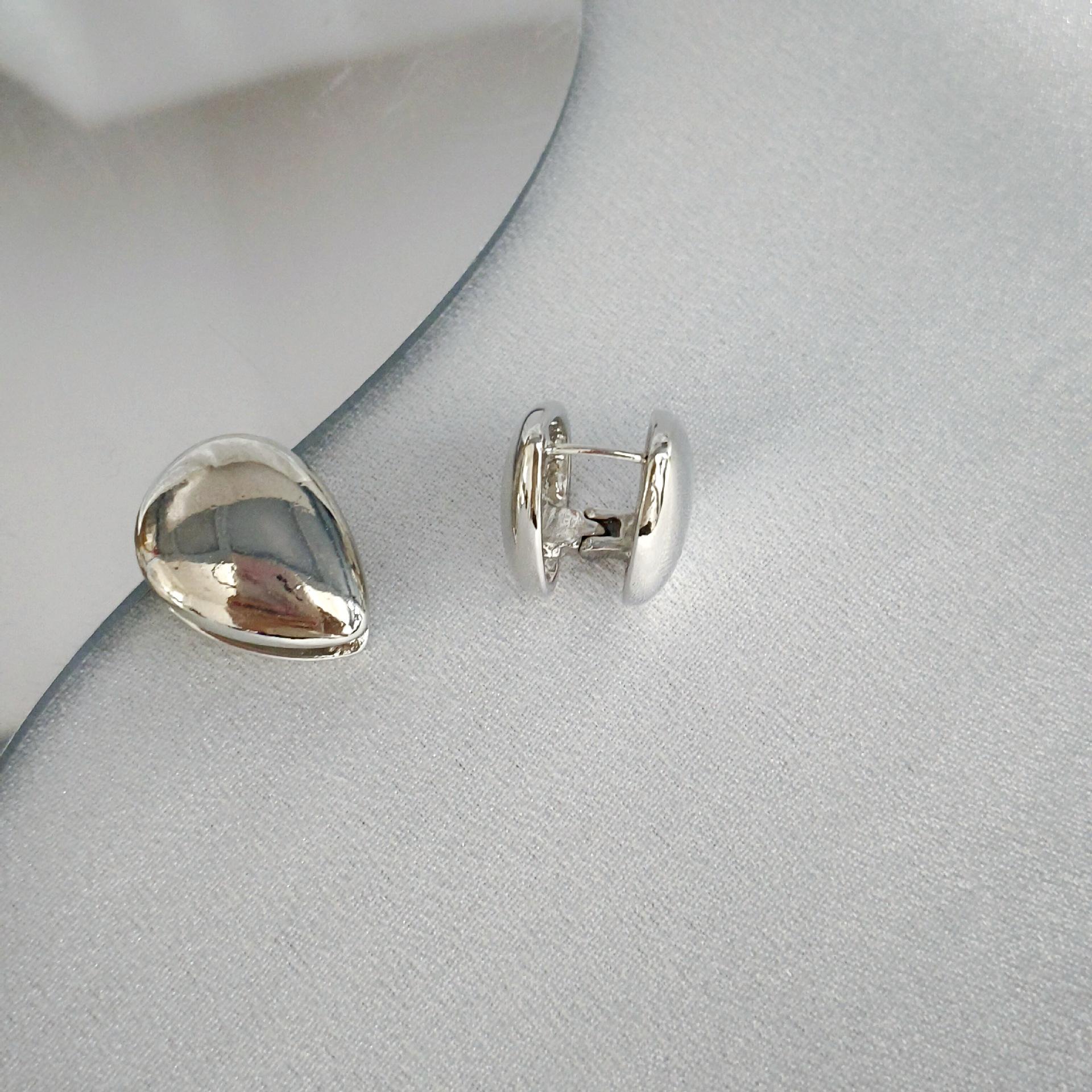 

Retro minimalist water drop stud earrings, ear buckles, temperament women s ins high-end design, versatile earrings.