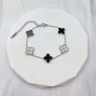 13 mm Titanstahl-Armband mit vierblättrigem Kleeblatt, doppelseitige schwarze Schale verliert nicht die Farbe, Trend-Persönlichkeitsarmband