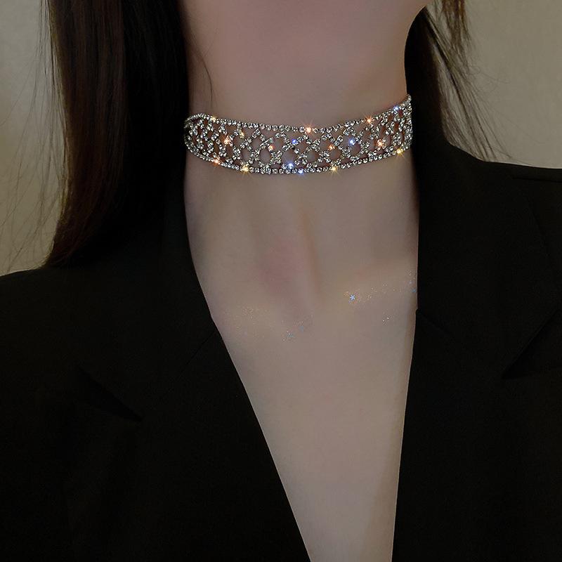 European & American Rhinestone Choker Necklace - Sleek, Short, Sexy Design