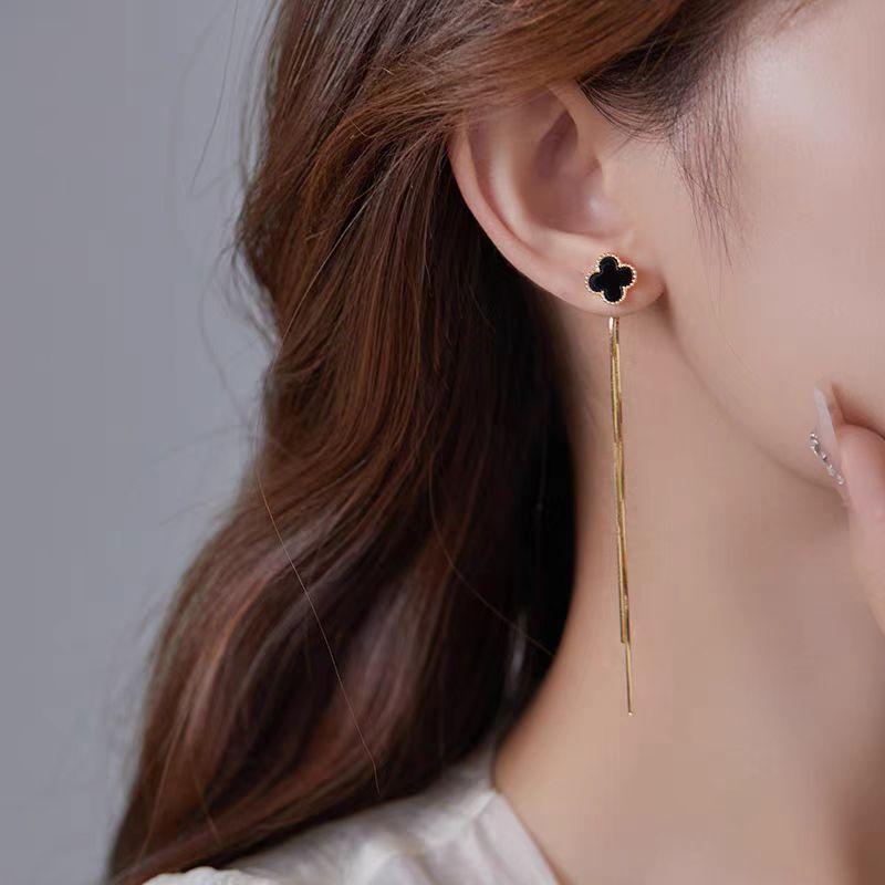 1 Pair of Ladies' Earrings, Four-Leaf Clover Tassel Earrings, French-Style Tassel Studs, Light Luxury Fashion Long Earrings