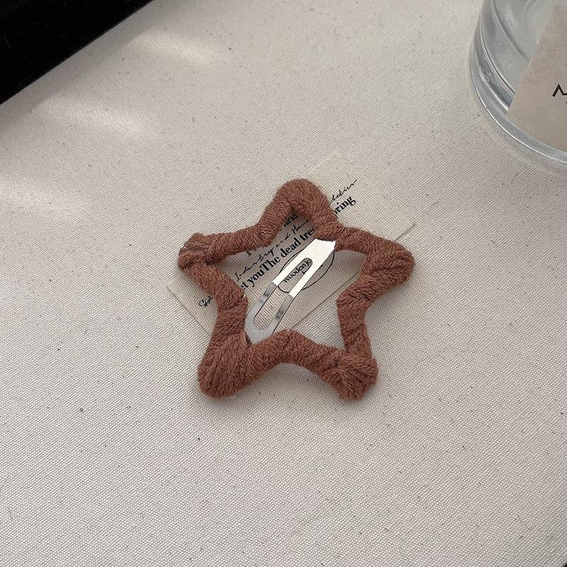 

Плюшевая пятиконечная звезда-заколка, боковая заколка, заколка для челки, высококачественный аксессуар для волос на осень и зиму света кофе