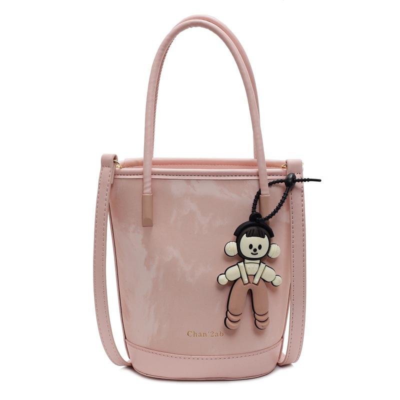 

This year, simple and contrasting colors are popular. Korean hand-carried bucket bags are fashionable, commuting and versatile, and high-end textured