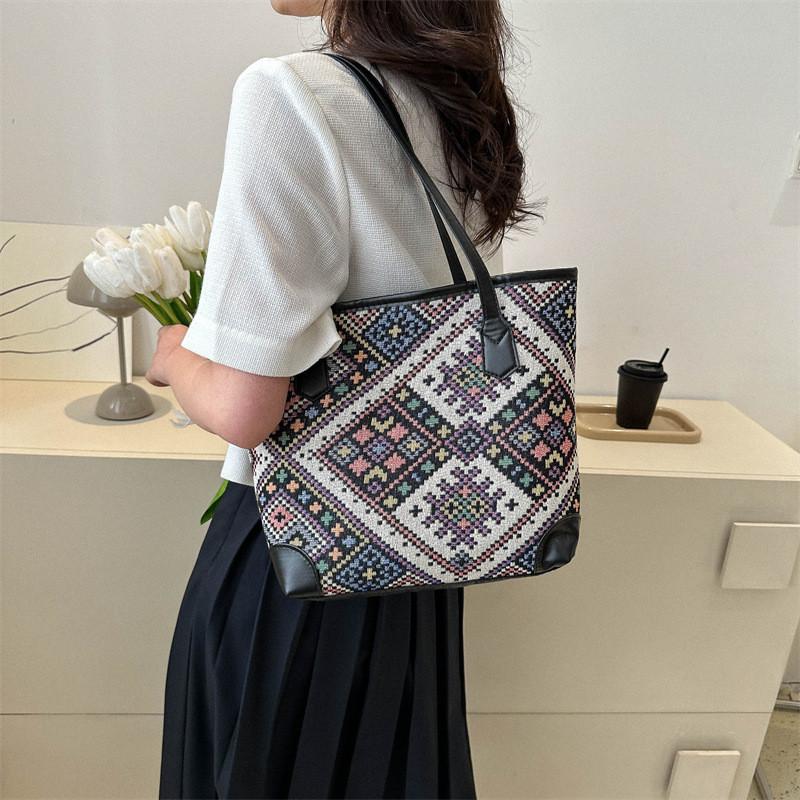 Chic Large Capacity Canvas Tote Bag For Women Fashionable Shoulder Bag With Zipper