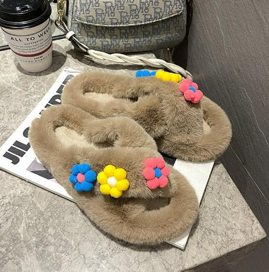 Autumn Outdoor Fashionable Furry Slippers: Trendy Flat Sole, Single Strap, and Fluffy Cotton for Home or Casual Wear.