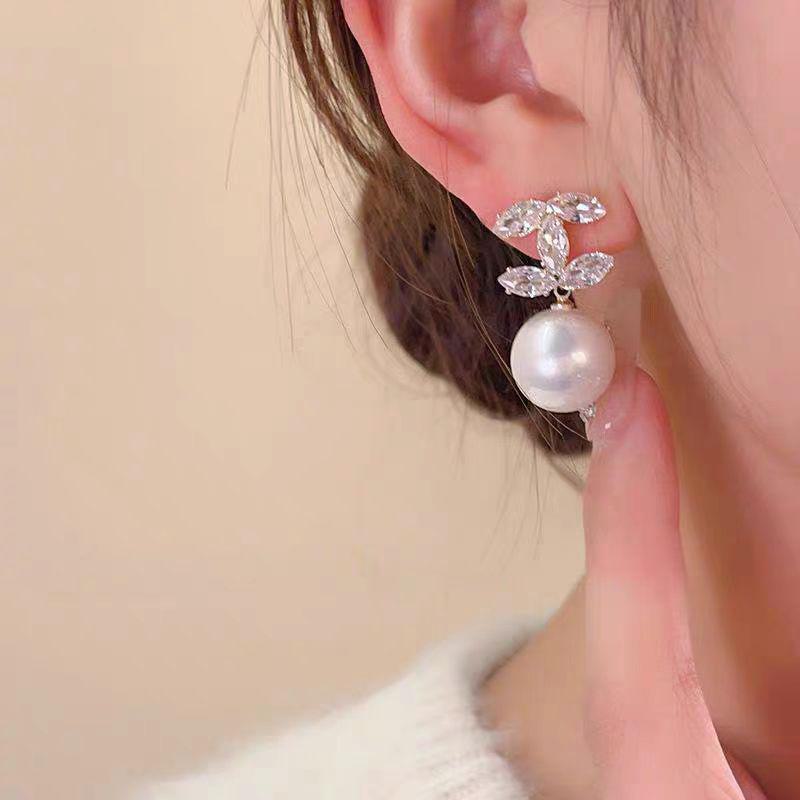 

Серьги с жемчугом в форме двойной буквы C для женщин — легкая роскошь, высокое качество, уникальное модное заявление 2025 года Pearl Double C Zirconia Earrings белый