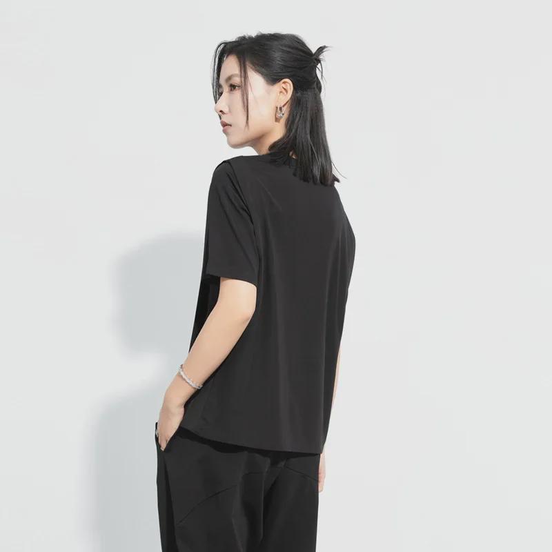 Ciemny Tencel Jedwab Lodowy Asymetryczny Dół Rzymski T-Shirt - Damski Top o Unikalnym Designie