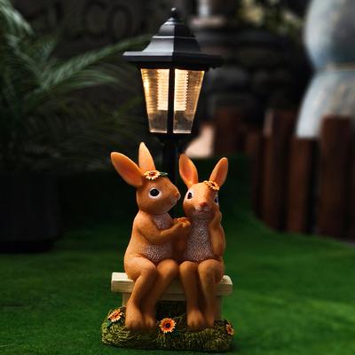Lampe de Jardin Solaire avec Sculpture de Lapins en Couple Résine Hexagonale Ornement de Lampe Pelouse de Jardin Cour Atmosphère Lumière Décorative