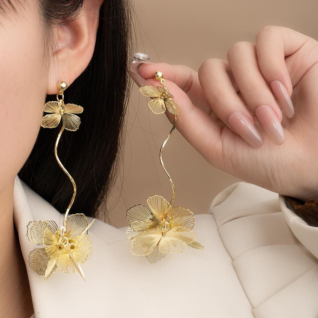 French Retro Light Luxury Stud Earrings Gold Hollow Flower Fringed Earrings Unique Exquisite Fashion Earrings