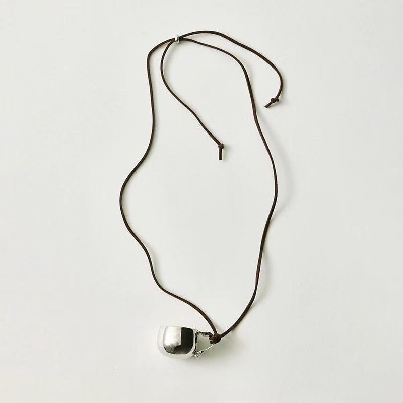 Collier pendentif tasse rétro: Design polyvalent et unique pour femmes
