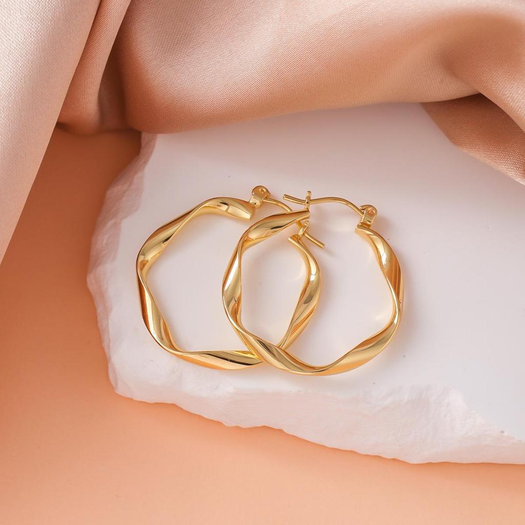 Stylish Spicy Girl Hoop Earrings: Versatile, High-End, Large Hoops to Enhance and Slim Your Face.