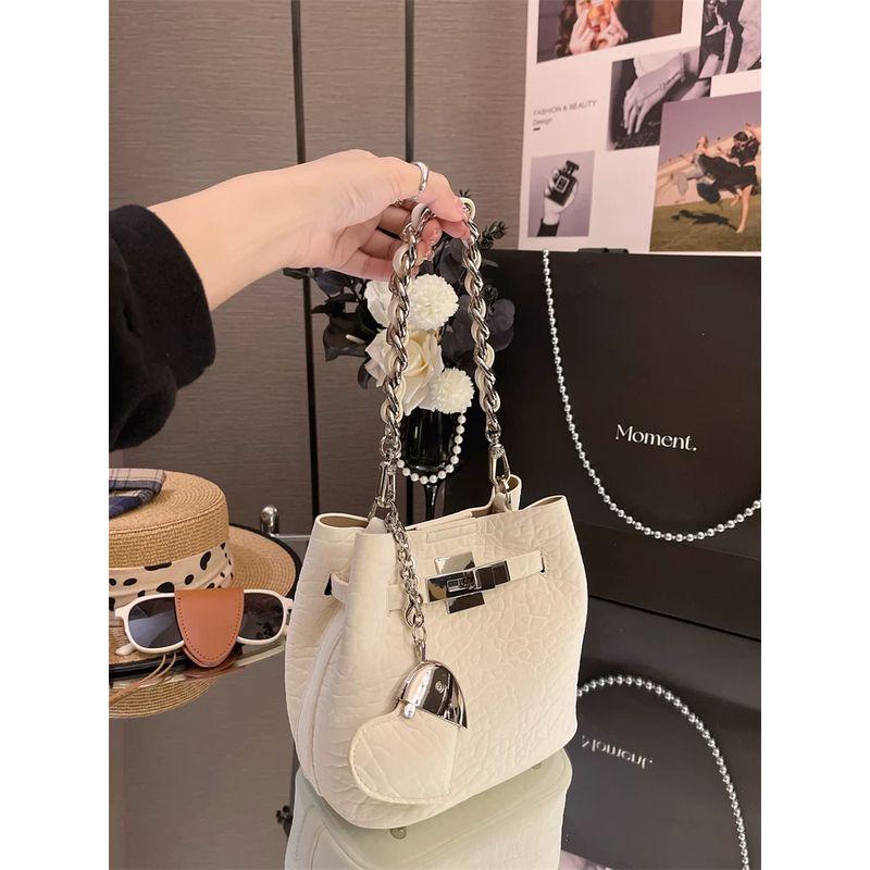 

Bai Tiya Popular Embossed Leather Bag Women 2025 New Light Luxury Niche High-Grade Metal Buckle Chain Bucket Bag White + pendant