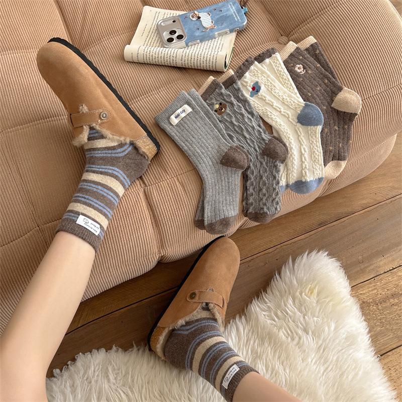 Coffee-brown Wool Mid-calf Socks for Women's Autumn and Winter, Featuring Cartoon Bear Embroidery and Retro Warm Long Calf Socks