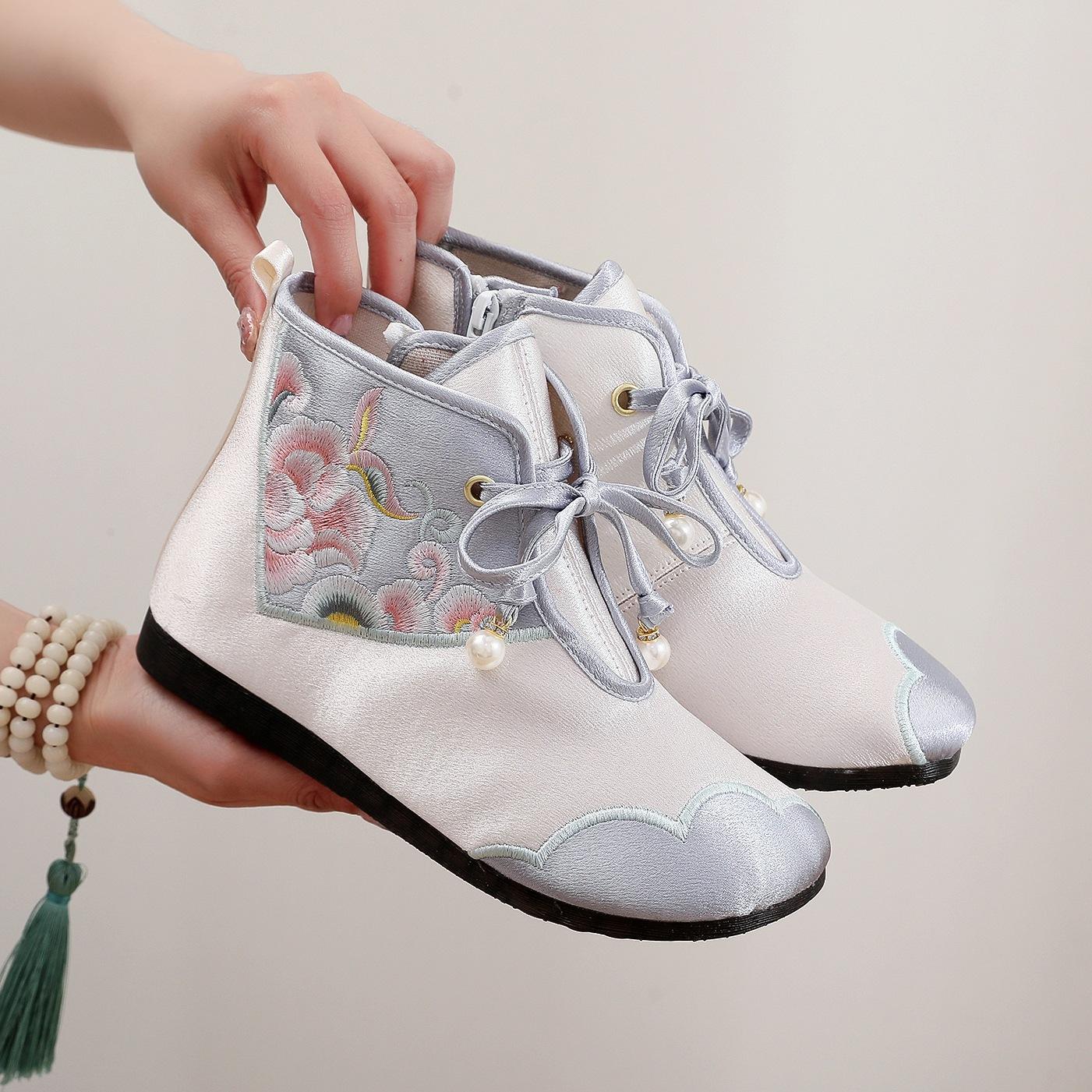 

Осенние вышитые сапоги Старинные пекинские вышитые туфли Женские скошенные каблуки с внутренней высотой, увеличивающие высоту Женские туфли на высоком каблуке Туфли из ткани в национальном стиле 40