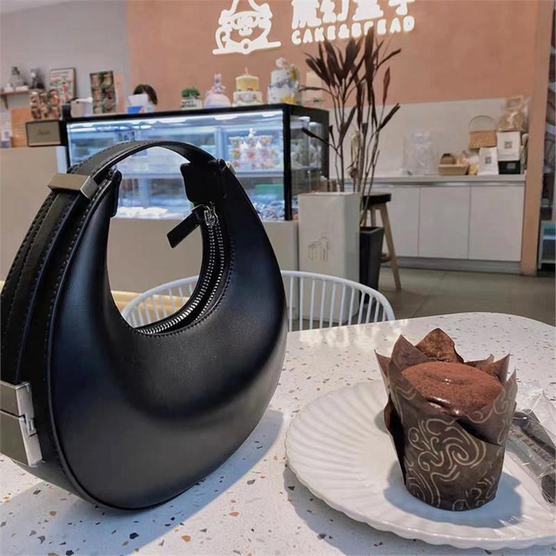 Корейская версия кожаной женской сумки в форме полумесяца. Сумка в форме полумесяца — фото 4