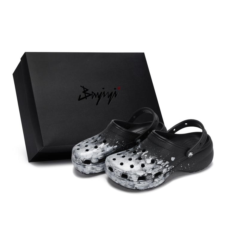 

Crocs Classic Platform Clog 811 Made in Fog Scene Special Shoe Box Stepping on Poop Soft Hole Shoes Women s Black Silver 33-34