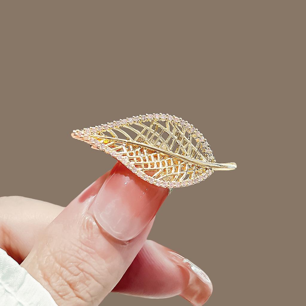 Small Leaf Anti-glare Brooch Women's Fashionable and Simple Corsage Niche Creative Pin Coat and Suit Decoration