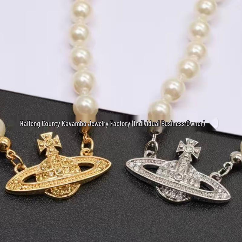 Exquis collier pendentif planète en diamant et perle