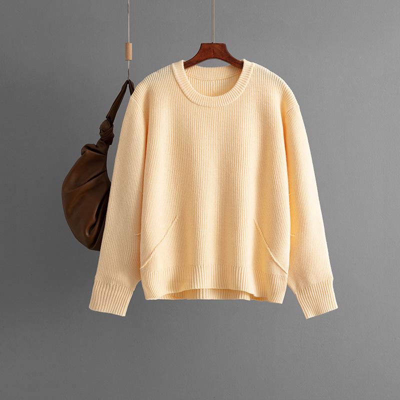 Ein neuer Herbst- und Winterstrickpullover mit Rundhalsausschnitt, kurzem Vorderteil und langem Rückenteil, mit einer einfachen und lockeren Basisschicht