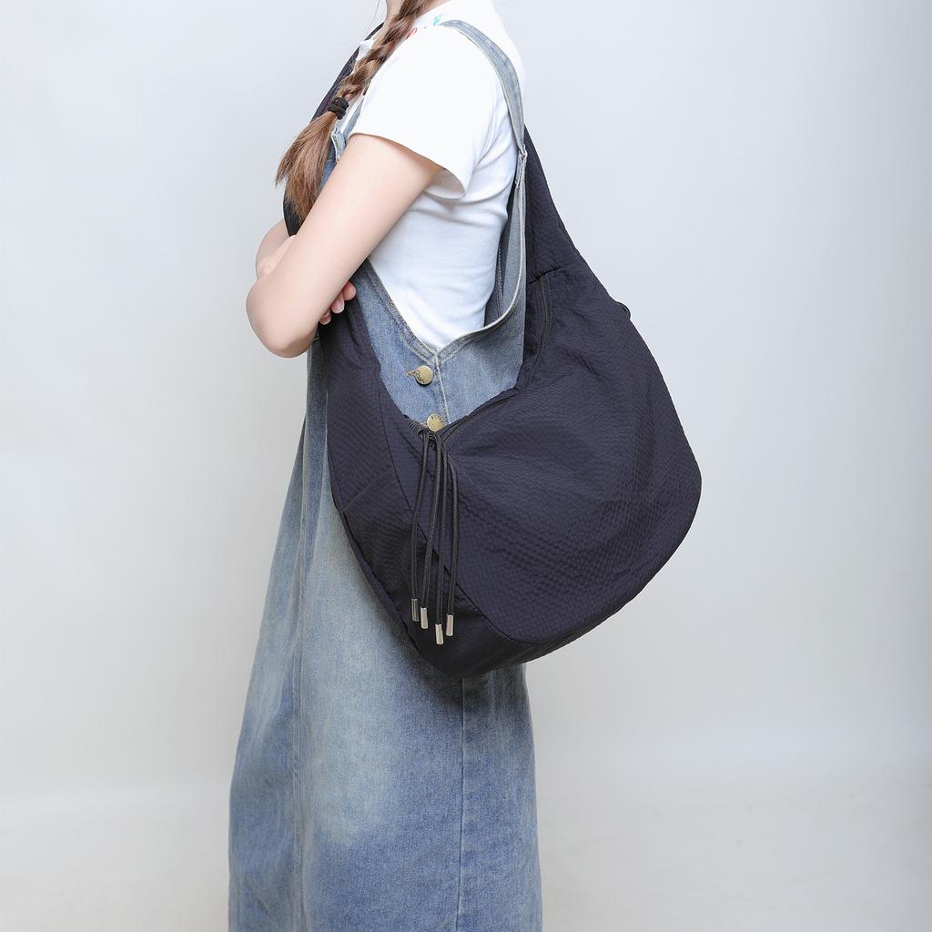 This Crossbody Bag Features A Simple Yet Large-capacity Dumpling Bag and A Versatile Commuter Tote Bag