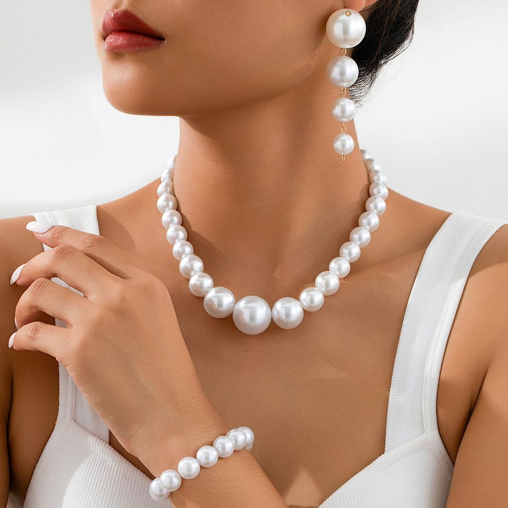 Four-piece Set, Earrings, Bracelet, Necklace Set, French Retro Court Style Imitation Pearl Women's Niche High-end Set.