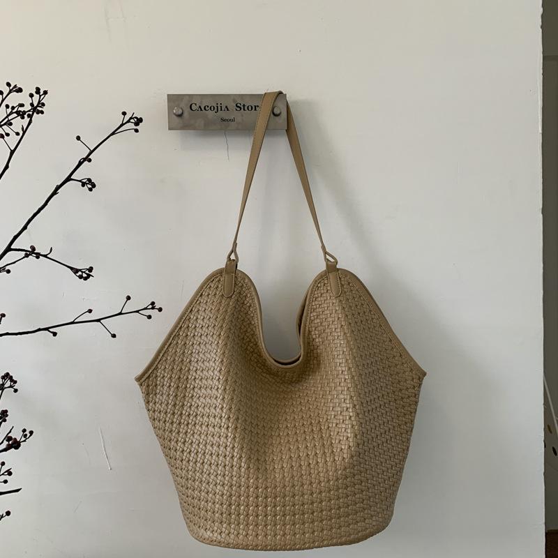

Niche woven bucket bag women s autumn and winter large-capacity leisure commuting shoulder armpit bag хаки