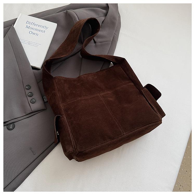 

Женская замшевая сумка-ведро большой вместимости, новая коллекция осень-зима 2025, высококлассная нишевая сумка-шоппер на плечо для通勤