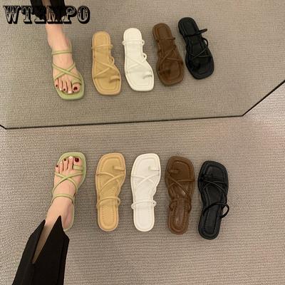Modische Sandalen mit quadratischer Zehenpartie für Damen mit weichen Sohlen und niedrigem Absatz. Bequeme und vielseitige, einfarbige Freizeithausschuhe
