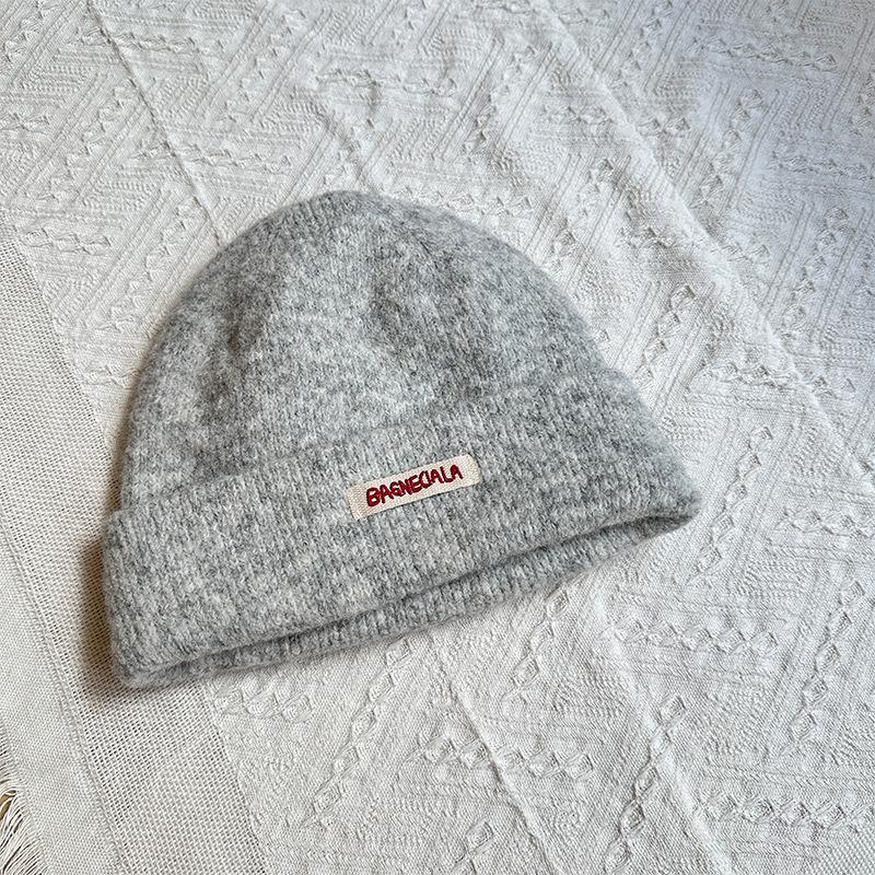 

Вязаные шапки на осень и зиму для мужчин и женщин, с английской вышитой тканевой этикеткой, двухслойные, куполообразные, теплые и приятные к лицу, маленькая шерстяная шапка