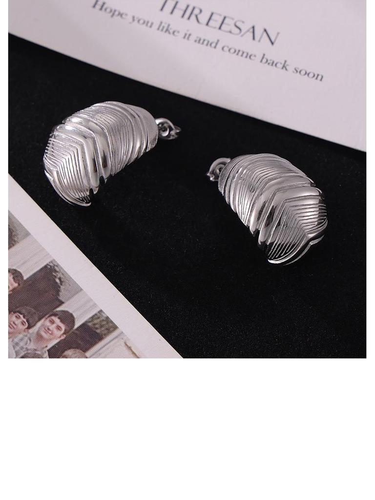 Vintage French Feather-Shaped Earrings, Elegant 18K Gold-Plated Titanium Steel, Retro Design, Versatile New Jewelry.