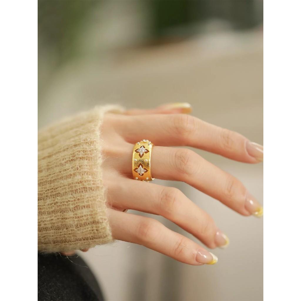 Czterolistna Koniczyna Diamentowy Tłuczek z Pierścieniem Wysadzanym Diamentami Symulowany diament wysokowęglowy 7A Tekstura 18k Złota Pełen Bogactwa i Szczęścia Do Noszenia na Co Dzień