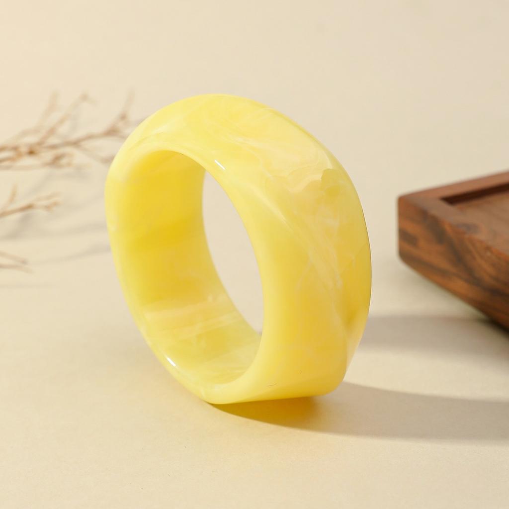 Neues farbenfrohes unregelmäßiges breites Acryl-Armreif für Damen Koreanische Harz klobige geometrische Armreifen Sommer beliebter Schmuck Geschenke